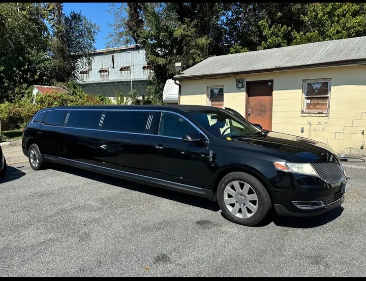 2013 Lincoln MKT Limousine