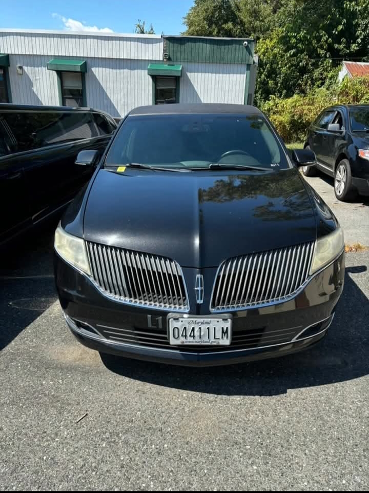 2013 Lincoln MKT Limousine