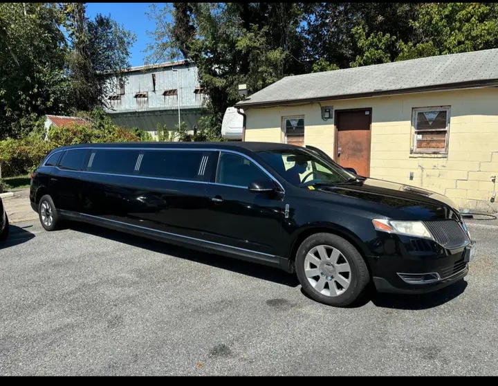 2013 Lincoln MKT Limousine