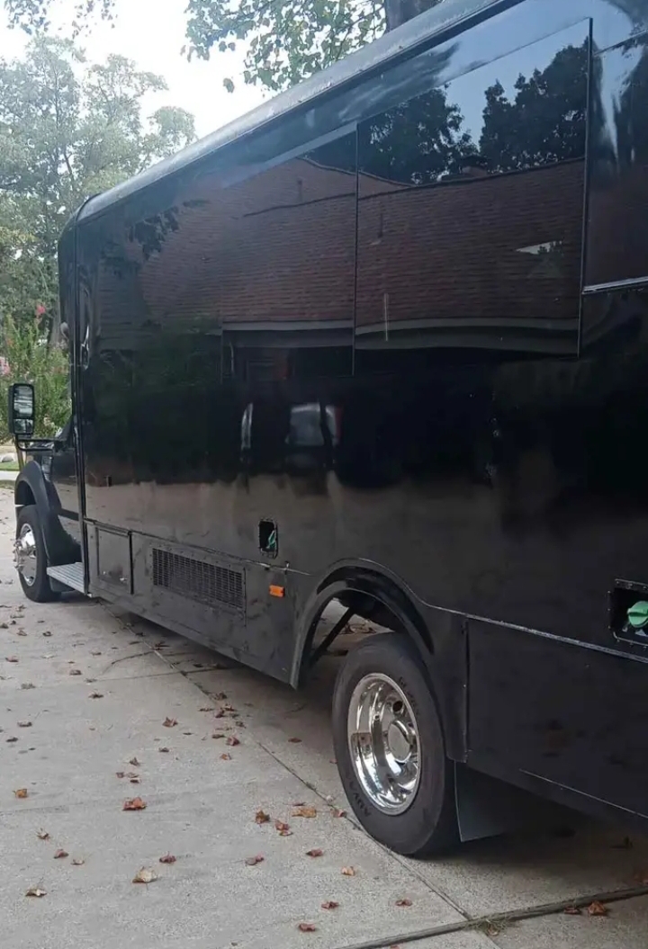 2010 Ford F-550 Limo Bus