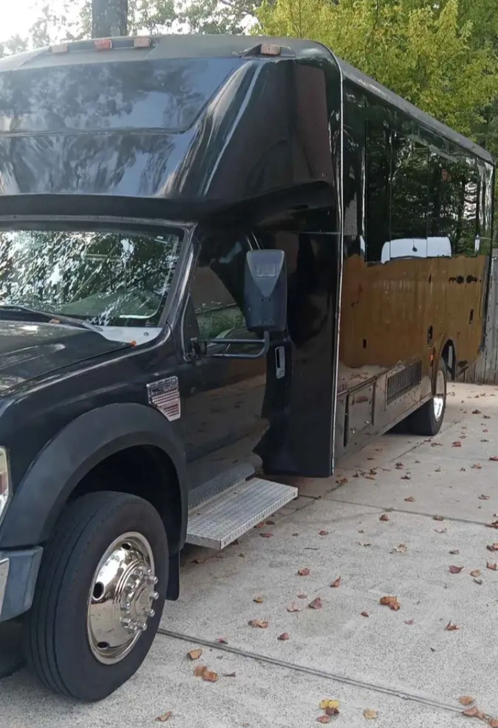 2010 Ford F-550 Limo Bus