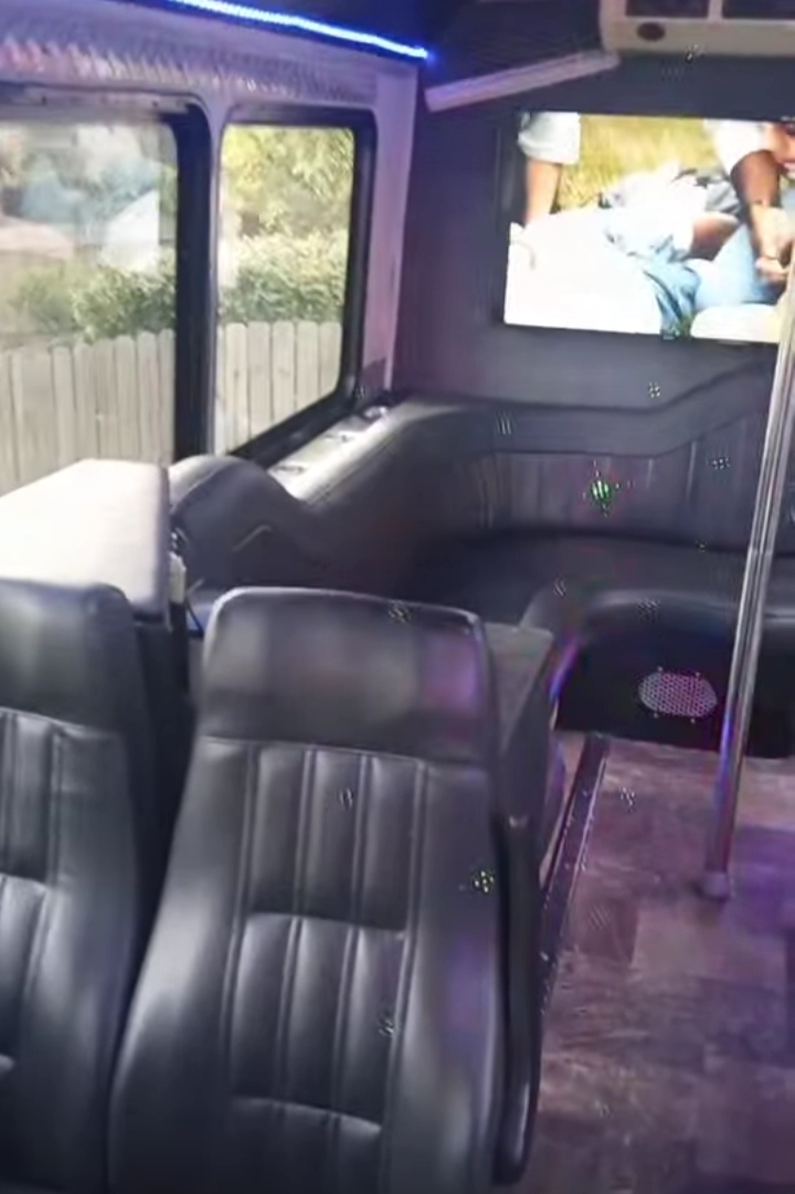 2010 Ford F-550 Limo Bus