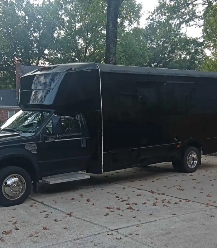 2010 Ford F-550 Limo Bus