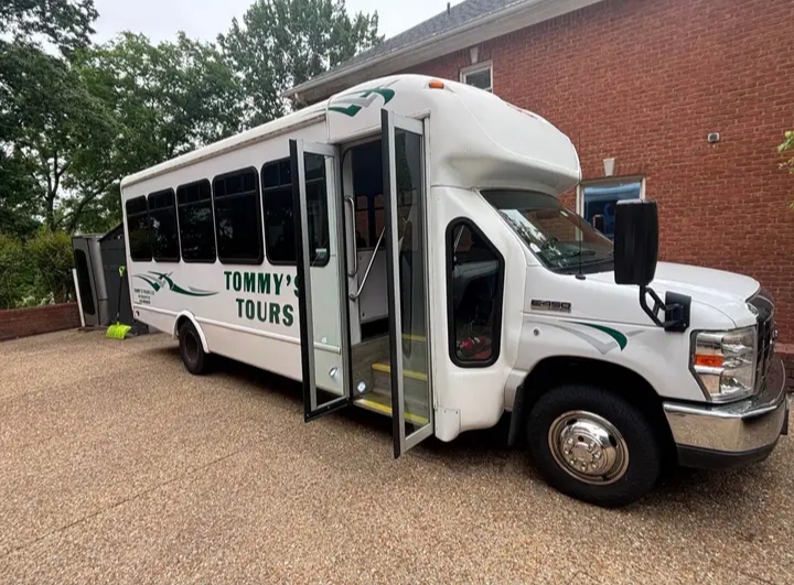 2017 Ford E-450 Shuttle Bus