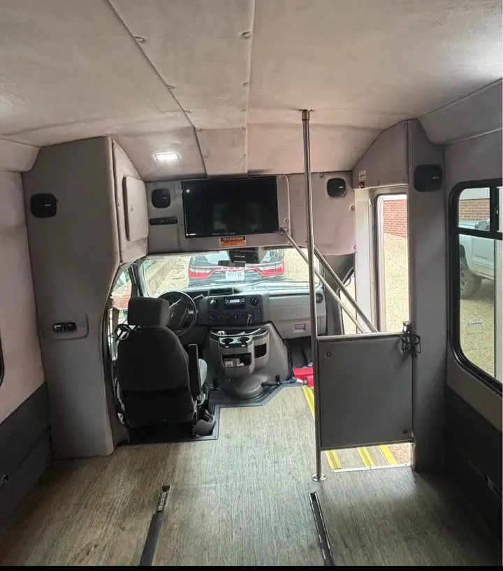 2017 Ford E-450 Shuttle Bus