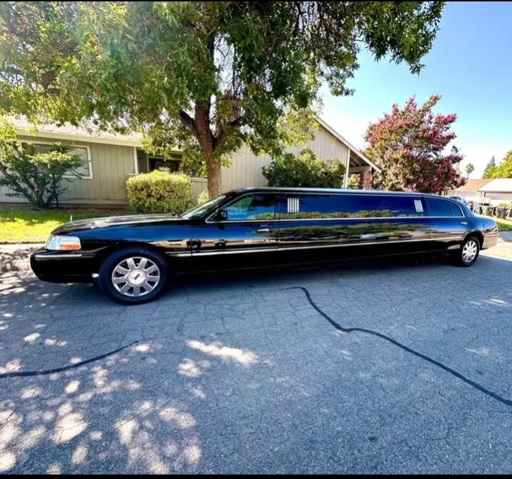 2010 Lincoln Town Car Limousine
