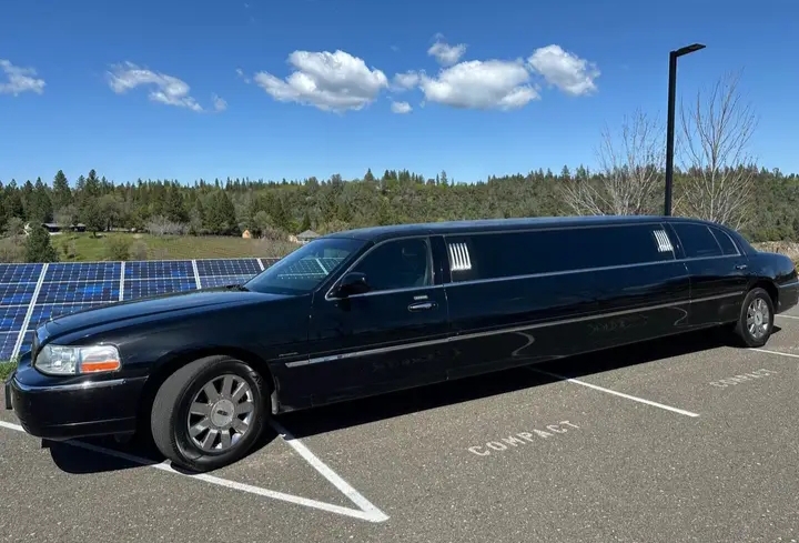 2010 Lincoln Town Car Limousine