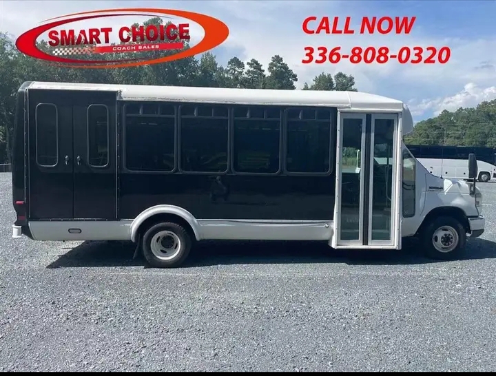 2011 Ford E-450 Shuttle Bus