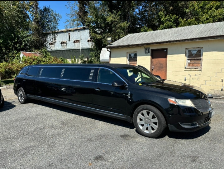2013 Lincoln MKT Limousine