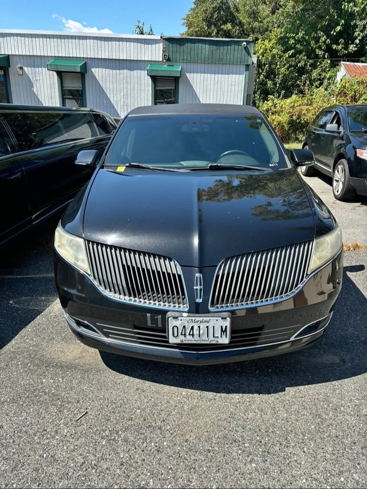 2013 Lincoln MKT Limousine