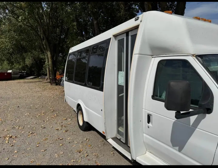 2009 Ford E-450 Shuttle Bus