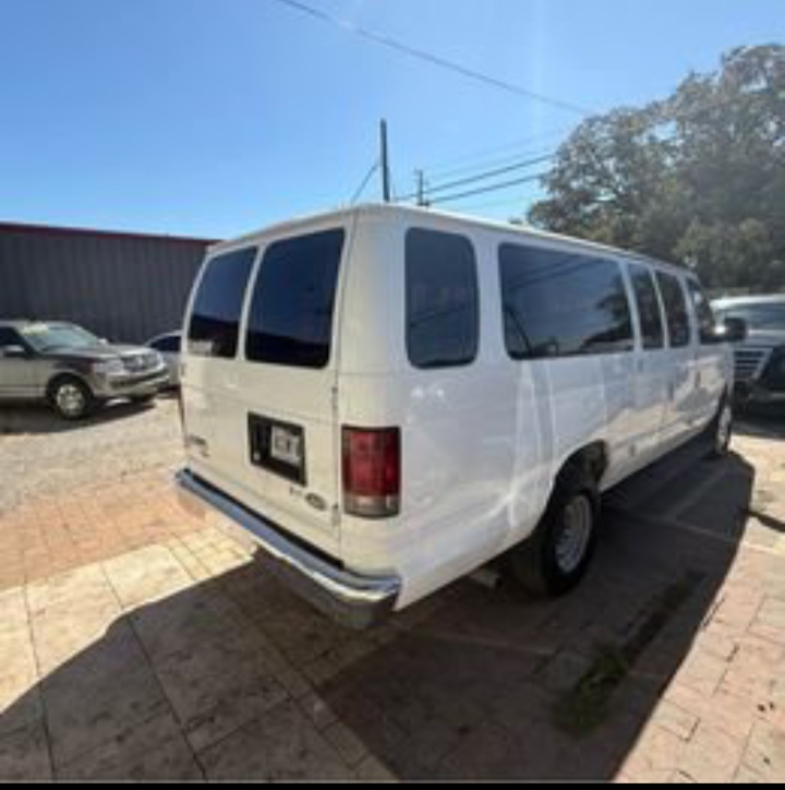 2010 Ford E-350 Shuttle Bus
