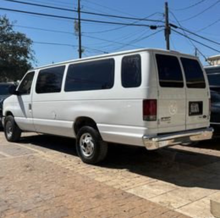 2010 Ford E-350 Shuttle Bus