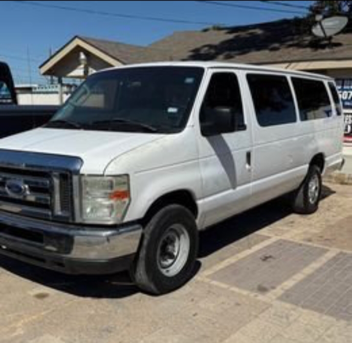 2010 Ford E-350 Shuttle Bus