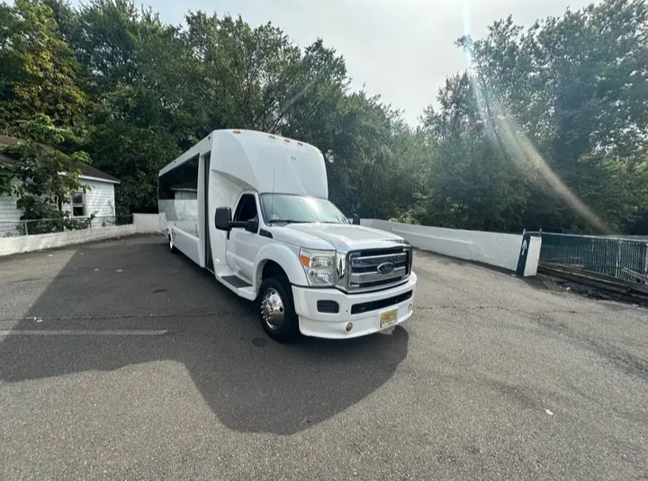 2016 Ford F-550 Limo Bus