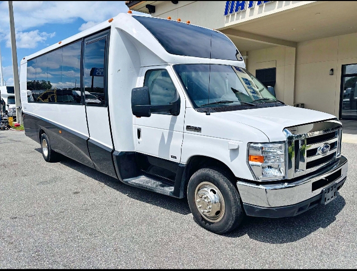 2017 Ford E-450 Shuttle Bus