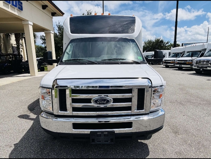 2017 Ford E-450 Shuttle Bus