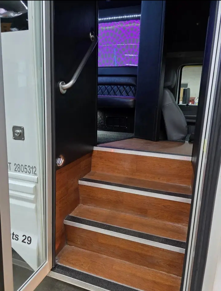 2015 Ford F-550 Limo Bus