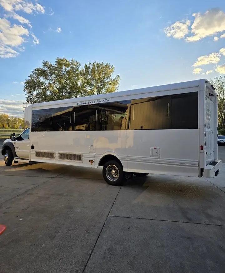 2015 Ford F-550 Limo Bus