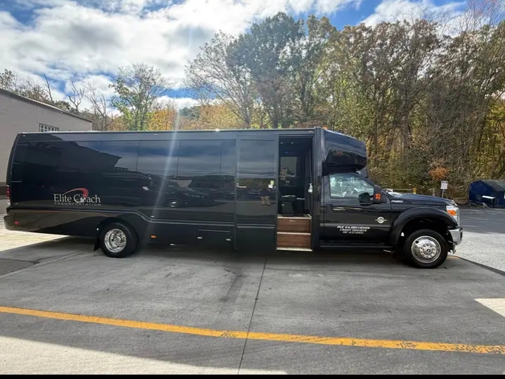 2015 Ford F-550 Shuttle Bus