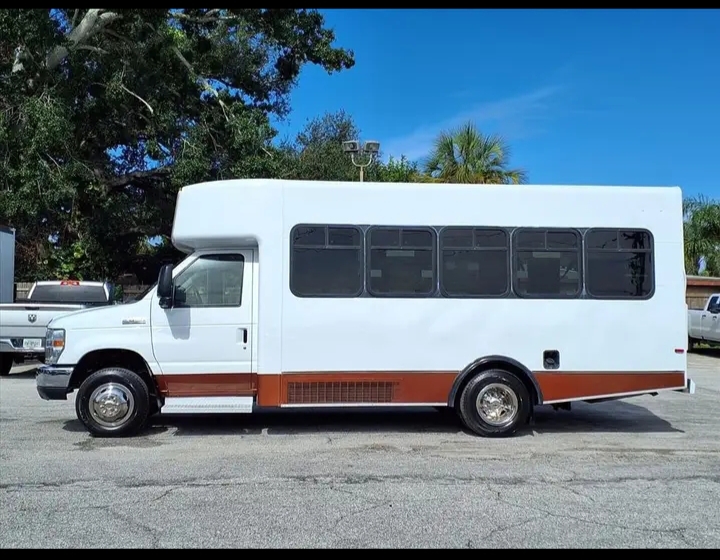 2014 Ford E-450 Shuttle Bus