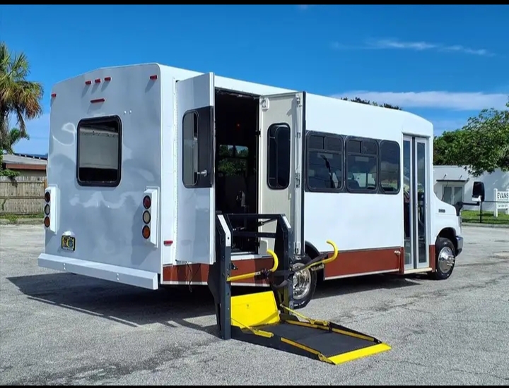 2014 Ford E-450 Shuttle Bus