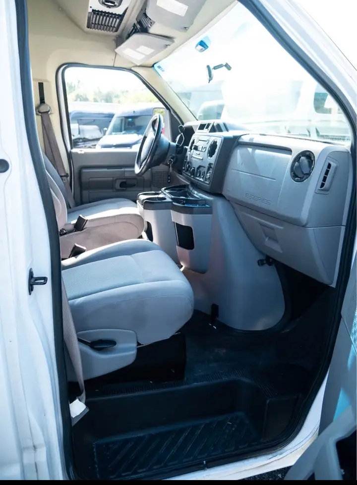 2014 Ford E-450 Shuttle Bus