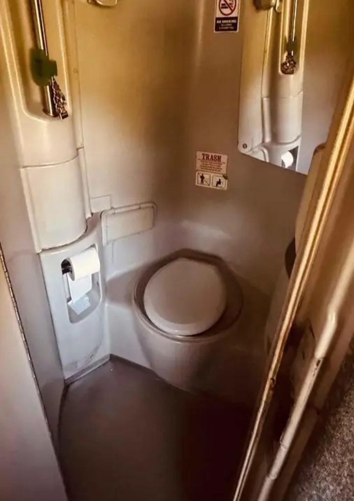 2005 MCI J4500 Motorcoach