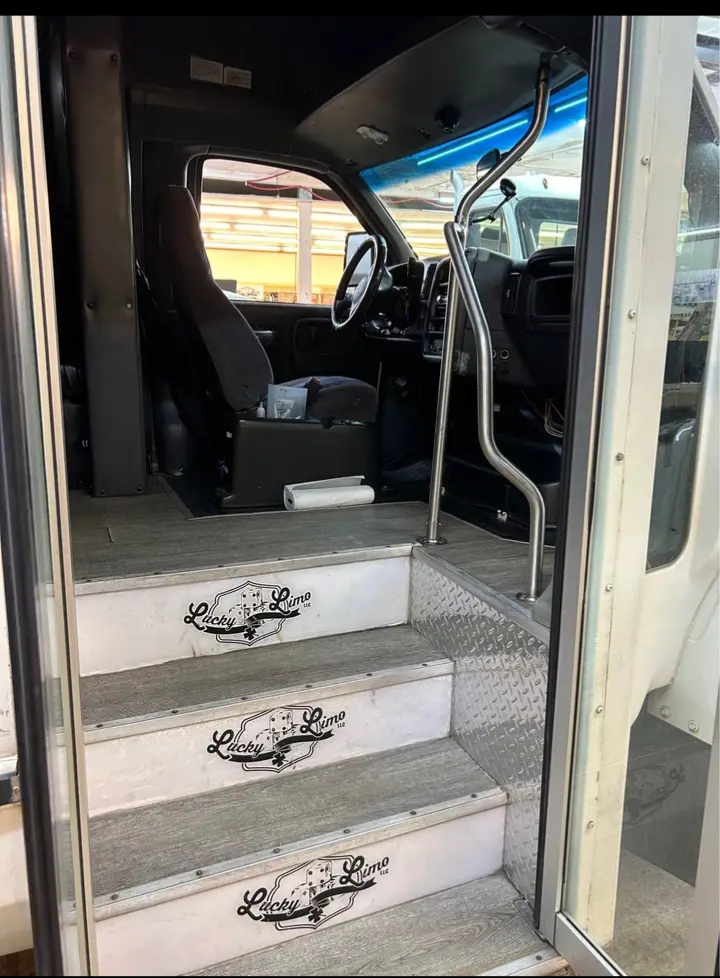 2007 Chevy C5500 Limo Bus