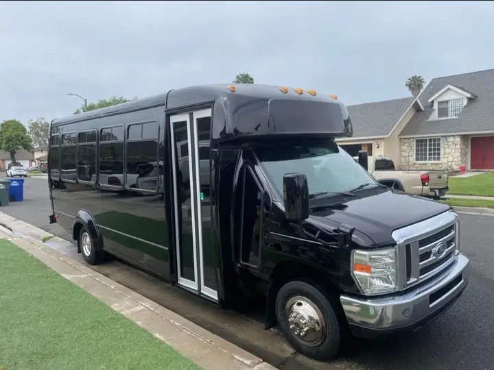 2016 E-450 Limo Bus