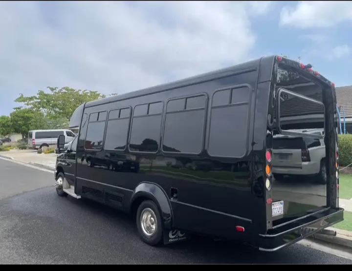 2016 E-450 Limo Bus