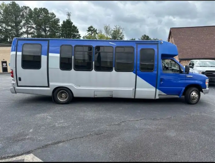 2015 Ford E-450 Shuttle Bus