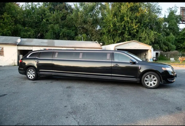2014 Lincoln MKT Limousine
