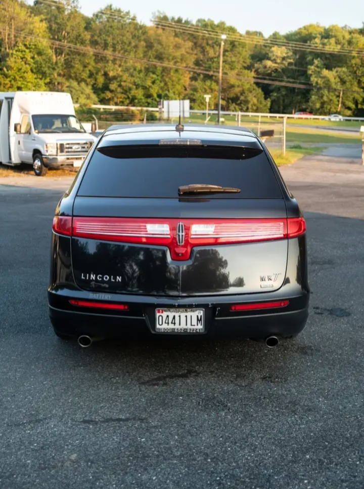 2014 Lincoln MKT Limousine