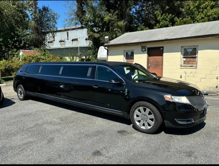 2014 Lincoln MKT Limousine