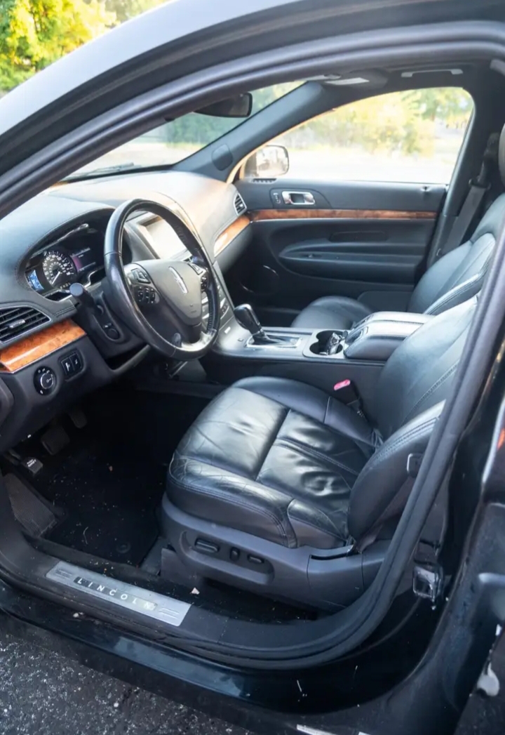 2014 Lincoln MKT Limousine