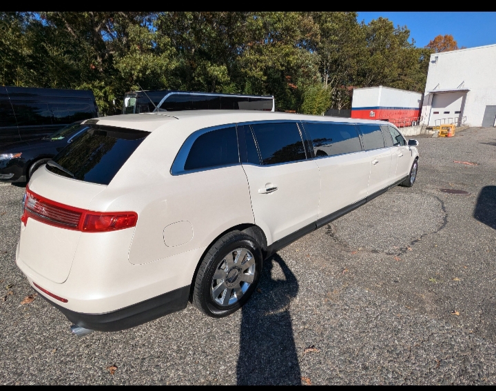 2013 Lincoln MKT Limousine