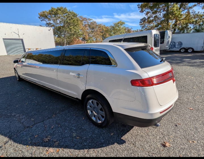 2013 Lincoln MKT Limousine