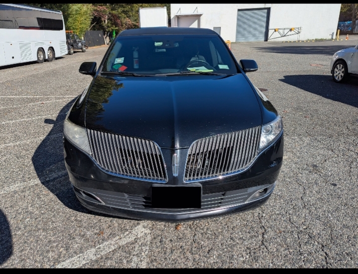 2014 Lincoln MKT Limousine