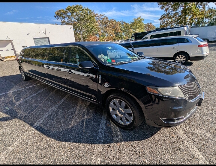 2014 Lincoln MKT Limousine