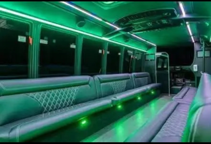 2018 Ford F-550 Limo Bus