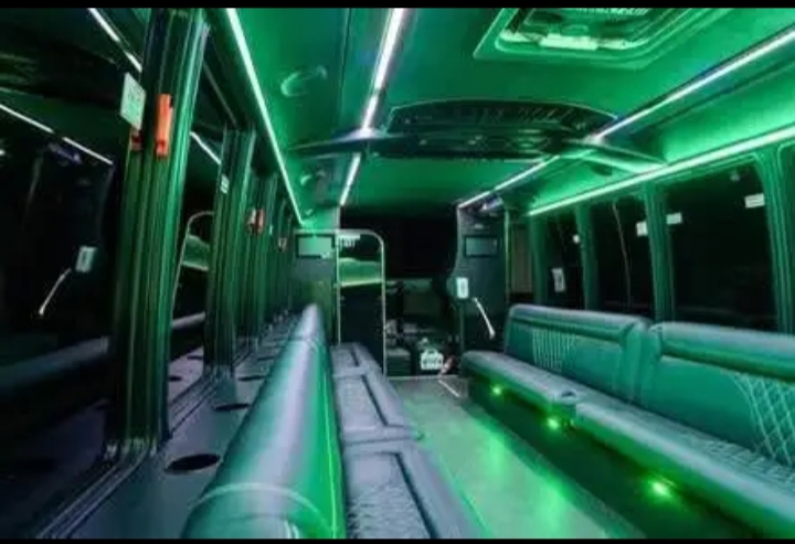 2018 Ford F-550 Limo Bus