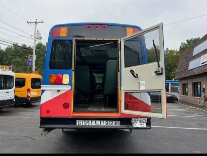 2011 Freightliner SAF-T-LINER Shuttle Bus