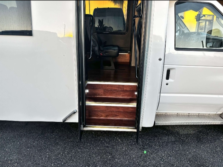 2020 Ford E-450 Shuttle Bus