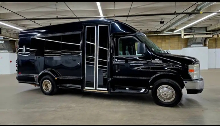 2011 Ford E-350 Shuttle Bus