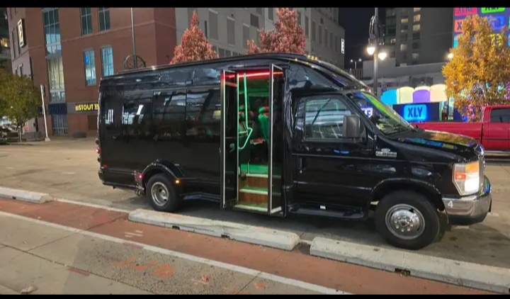 2011 Ford E-350 Shuttle Bus