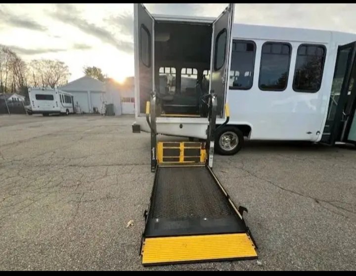 2016 Ford E-350 Shuttle Bus