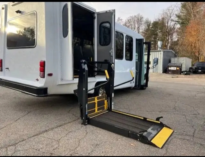 2016 Ford E-350 Shuttle Bus
