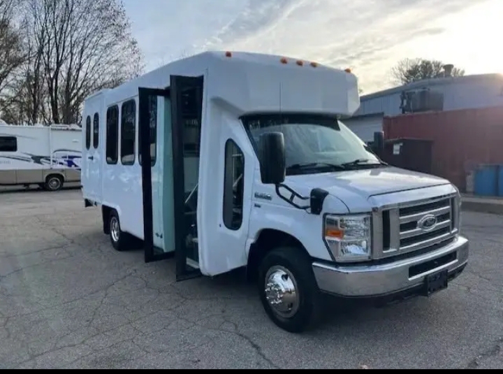 2016 Ford E-350 Shuttle Bus