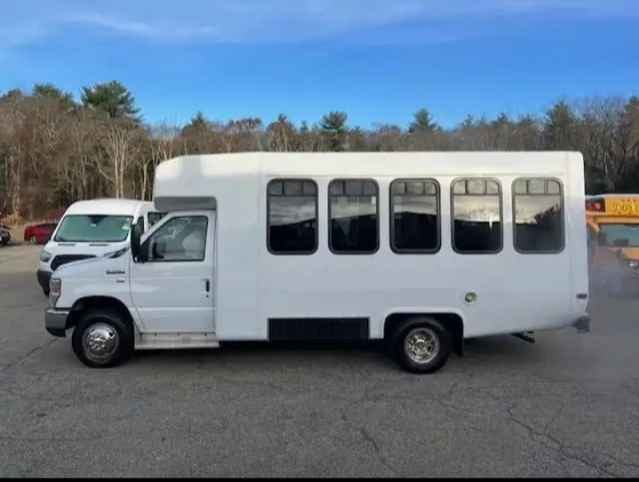 2016 Ford E-350 Shuttle Bus